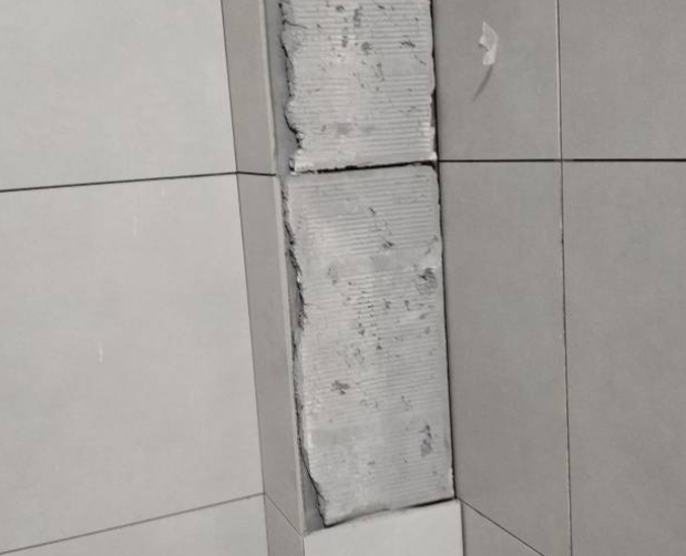 中牟瓷砖空鼓维修公司分享下瓷砖施工前基层浇水润湿程度不足，可能导致以下问题